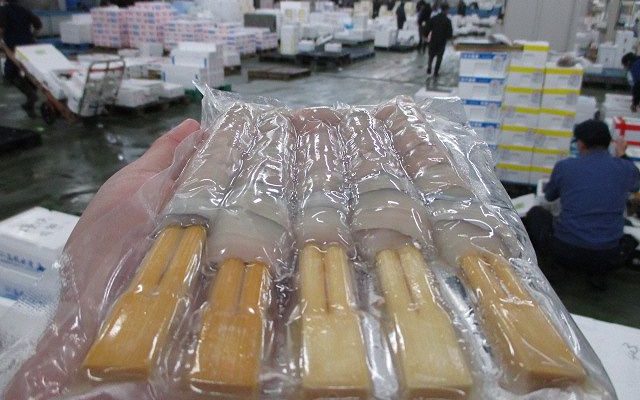 ナイスアイディア商品 に巻き付くタチウオ入荷 横浜丸魚株式会社